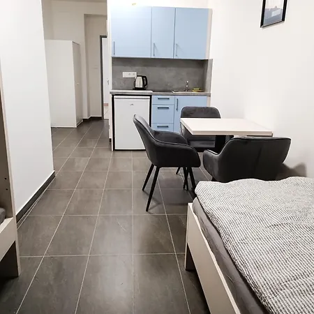Hostel Rolnicke Namesti 8 *