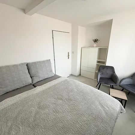 Hostel Rolnicke Namesti 8 *