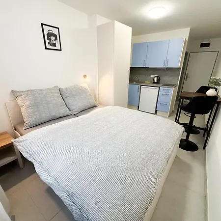 Rolnicke Namesti 8 Hostel *