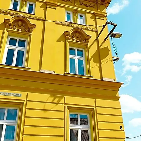 Rolnicke Namesti 8 Hostel