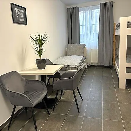 Rolnicke Namesti 8 Hostel