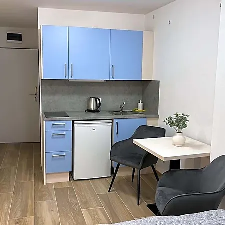 Hostel Rolnicke Namesti 8 *