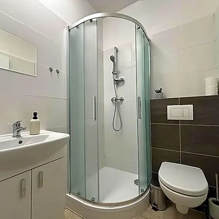 Rolnicke Namesti 8 Hostel
