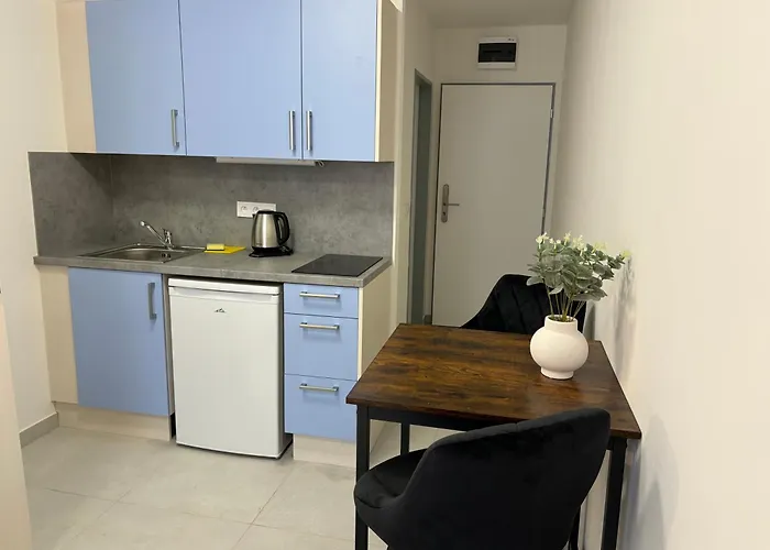 Hostel Rolnicke Namesti 8 *