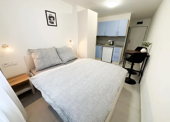 Rolnicke Namesti 8 Hostel *