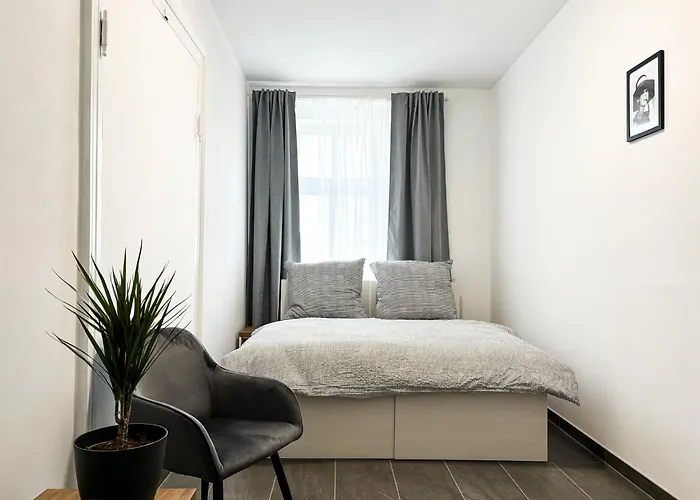 Rolnicke Namesti 8 Hostel