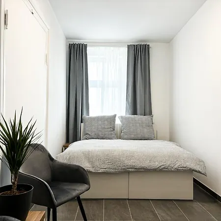 Rolnicke Namesti 8 Hostel